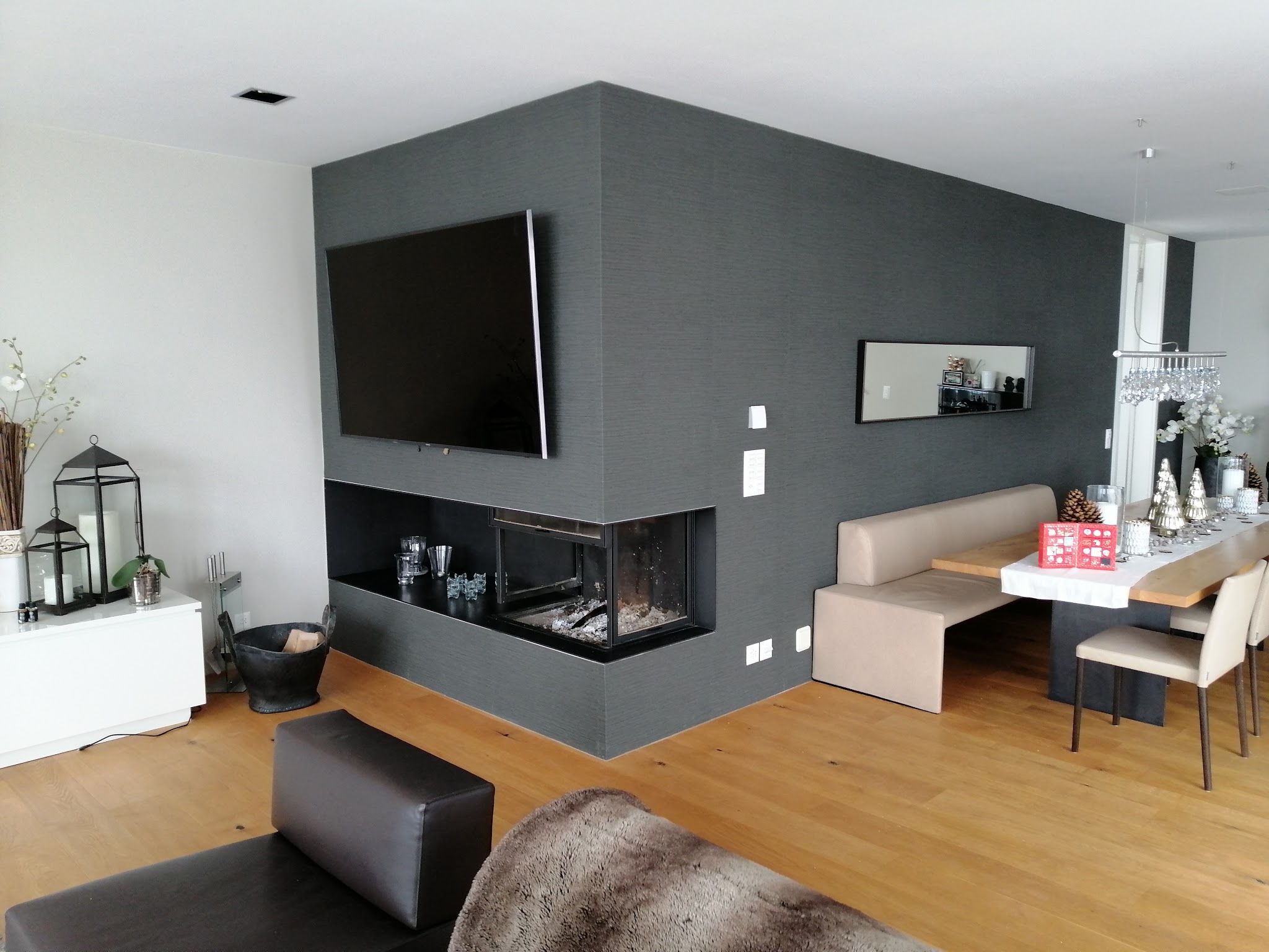 Wohnzimmer mit anthrazitfarbener Akzentwand, gestrichen von Maler Wilhelm