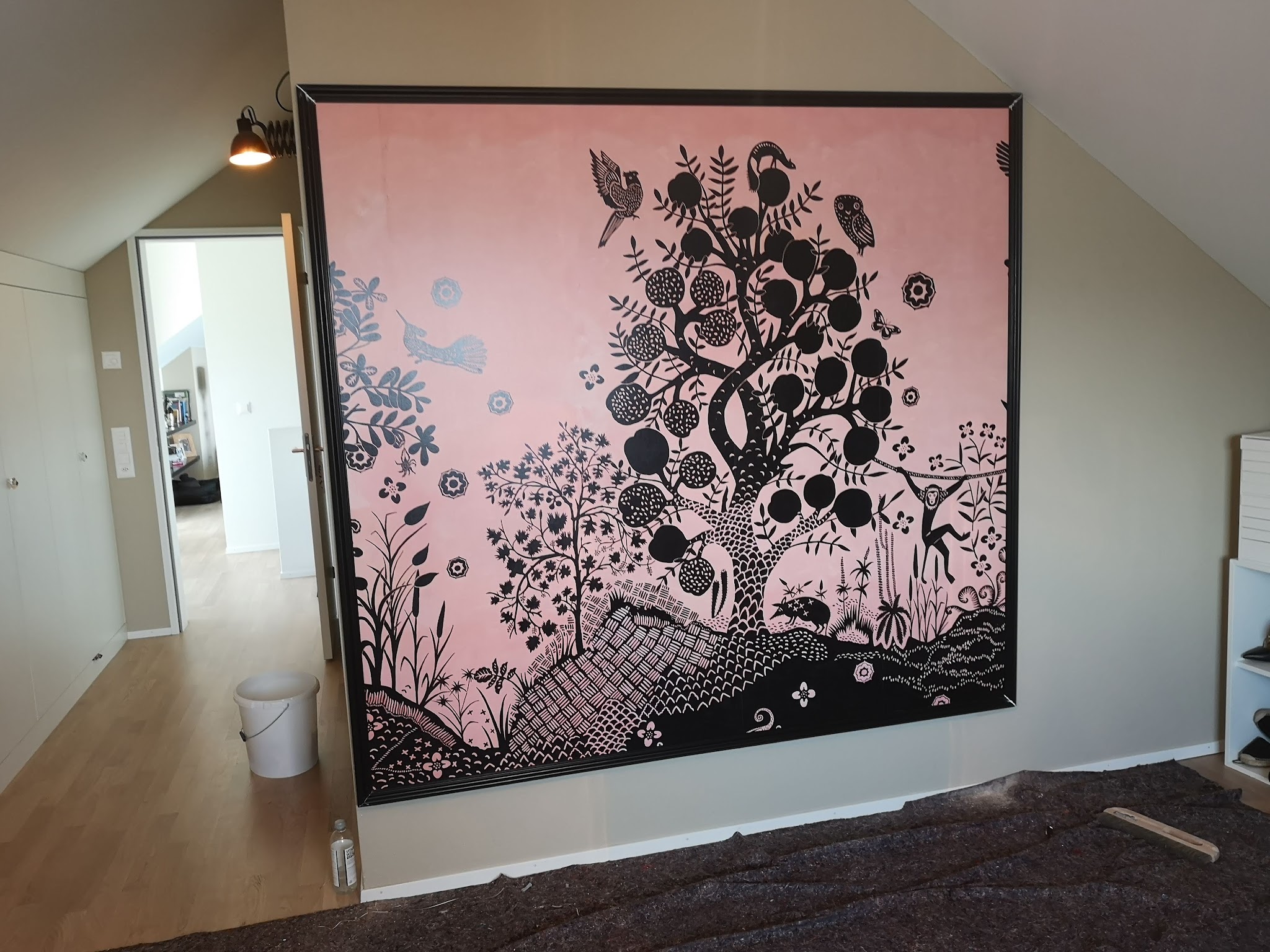 Rosa Wandbild mit Baummotiv im Flur unter der Dachschräge