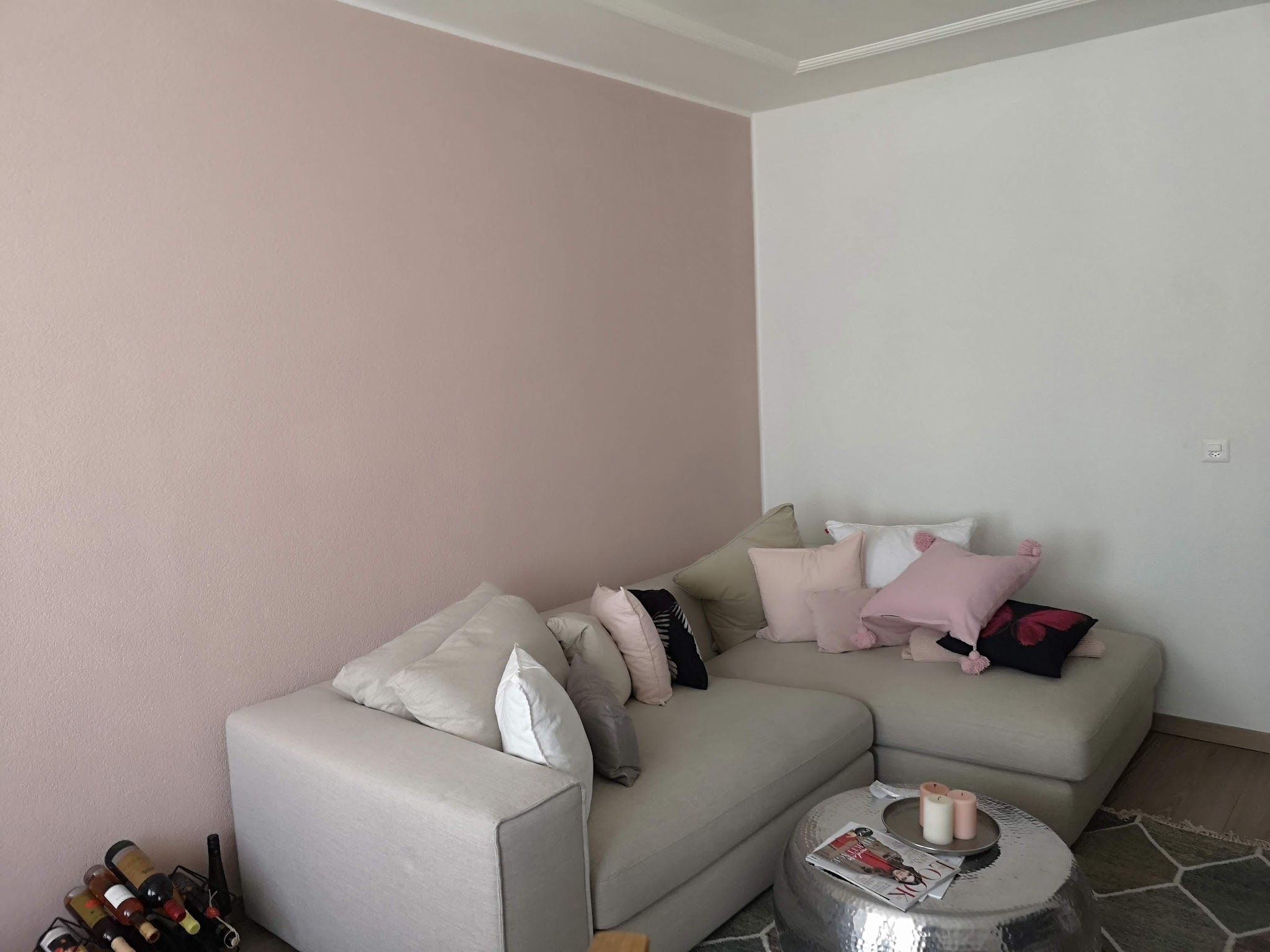 Wohnzimmer mit zartrosa Wand