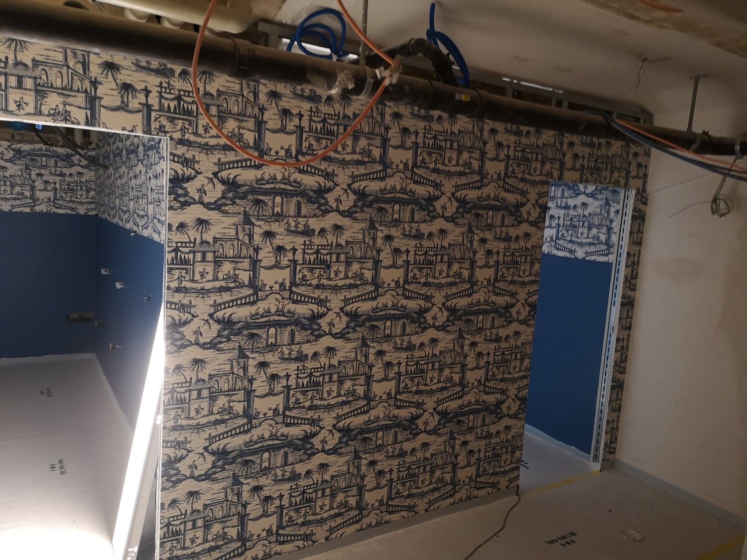 Raum mit gemusterter Tapete während der Renovation