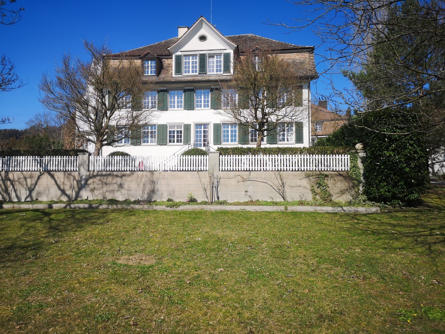 Herrschaftliches Haus mit heller Fassade und Garten