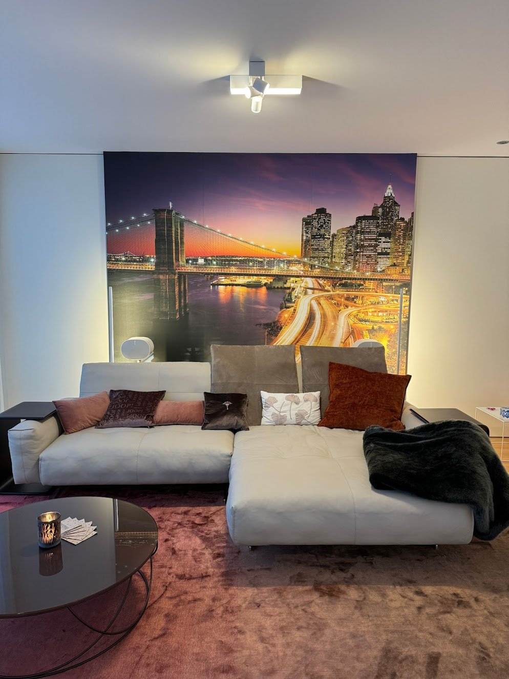 Wohnzimmer mit Fototapete einer nächtlichen Skyline