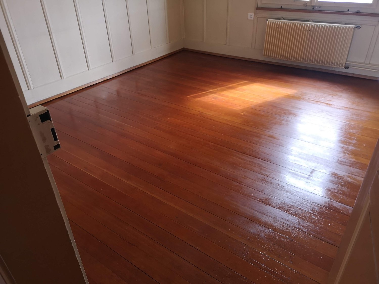 Raum mit lackiertem Holzboden